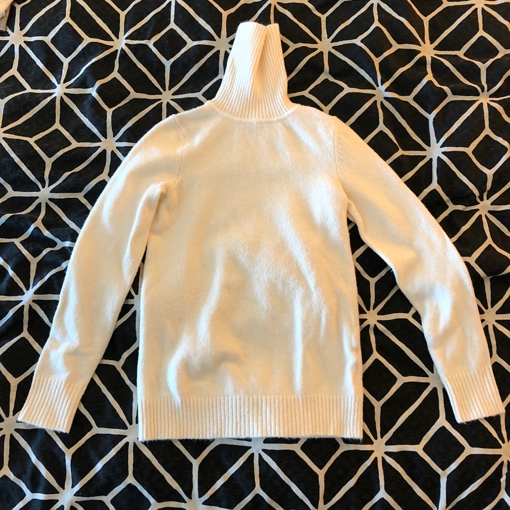 Stretchy wool cream turtleneck